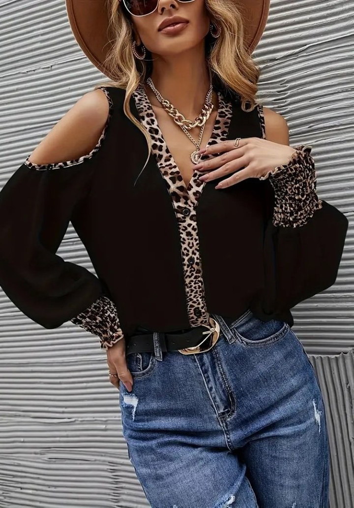 Kadın Omuzlardan Açık Yakalı Önden Düğmeli Leopar Detaylı Sandy Bluz - 2