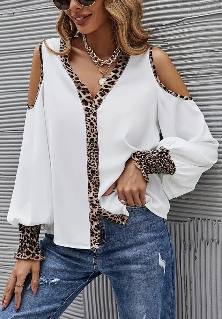 Kadın Omuzlardan Açık Yakalı Önden Düğmeli Leopar Detaylı Sandy Bluz - 3