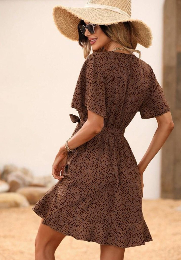 Kadın Kısa Kelebek Kollu Kruvaze Yakalı Belden Kuşaklı Kısa Desenli Süprem Elbise  - 4